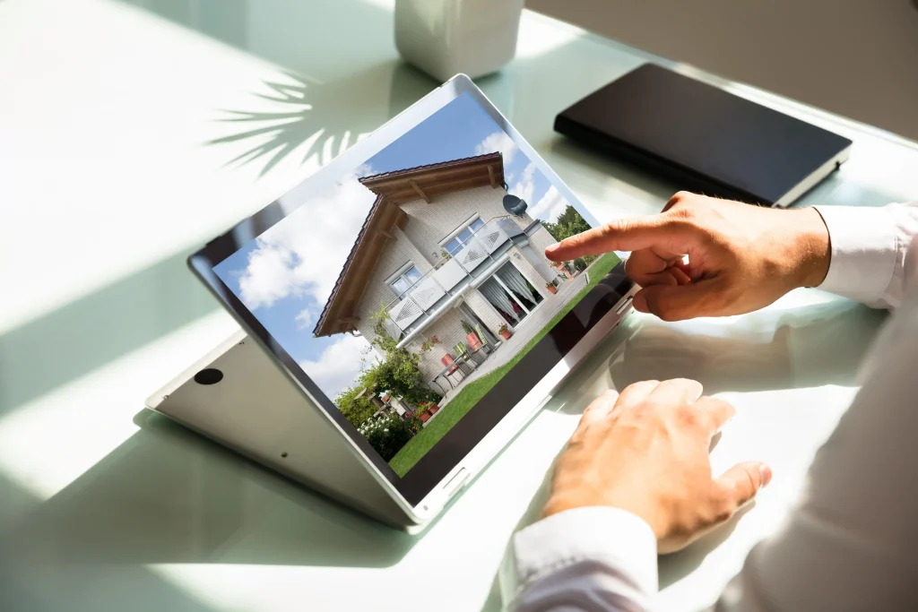 Profissional apresenta a fachada de uma casa em um tablet durante a análise de um empreendimento imobiliário.